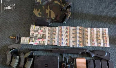 (FOTO) Granična policija u Nik&scaron;iću oduzela cigarete, municiju, oružje, balistički prsluk, radio veze i vozilo