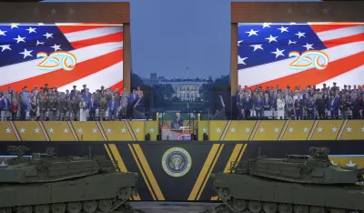 (FOTO) Vojna parada u SAD: Tramp demonstrirao moć, hiljade ljudi na protestima