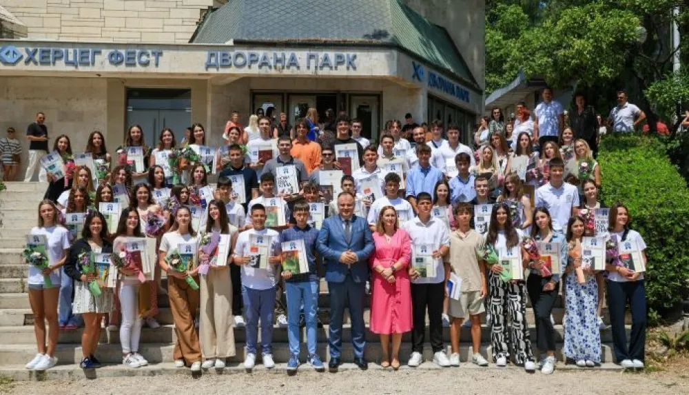 Herceg Novi: Priznanja za 58 najuspje&scaron;nijih učenika