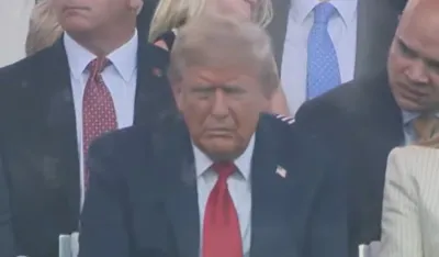 (FOTO) Tramp zadrijemao tokom parade, dru&scaron;tvene mreže se usijale: "Toliko silno želi da sada gleda mjuzikl"