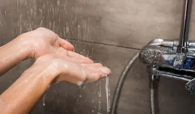 Tu&scaron;iranje pretjerano vrućom vodom može uzrokovati niz zdravstvenih problema