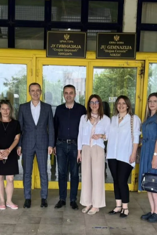 Božović u zvaničnoj posjeti Gimnaziji &bdquo;Stojan Cerović&ldquo;: Poseban osjećaj vratiti se tamo gdje su postavljeni temelji znanja