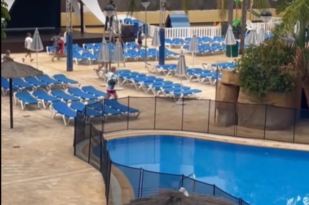 (VIDEO) Snimak &scaron;okirao na mrežama: Borba za ležaljke u &Scaron;paniji