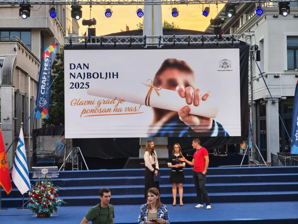 (UŽIVO) Dan najboljih" na Trgu nezavisnosti: Nagrade najboljim podgoričkim maturantima