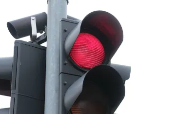 U Podgorici uhap&scaron;en vozač, neregistrovanim vozilom za 10 minuta pro&scaron;ao kroz tri crvena svjetla