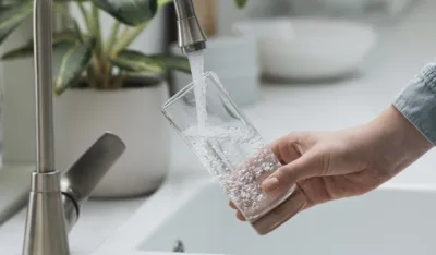 Da li voda prije obroka zaista pomaže u mr&scaron;avljenju?