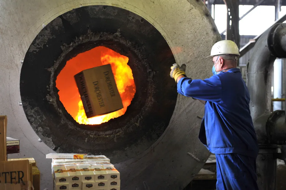 Paljenje zaplenjenih cigareta u Aluminijumskom kombinatu