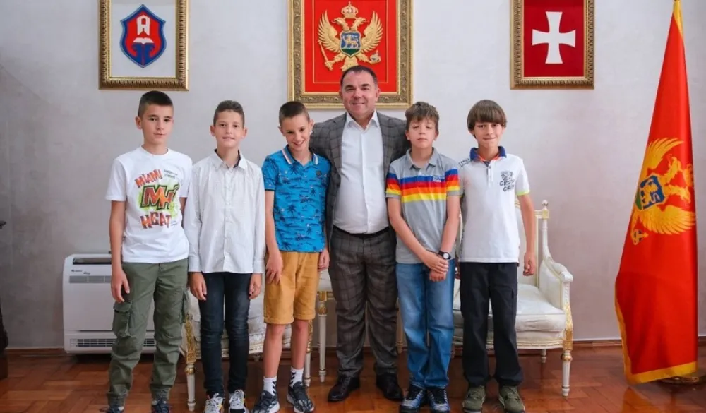 Cetinje: Đura&scaron;ković nagradio dječake koji su vratili izgubljeni novac
