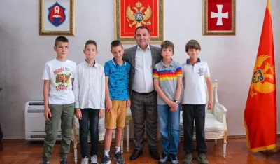 Cetinje: Đura&scaron;ković nagradio dječake koji su vratili izgubljeni novac