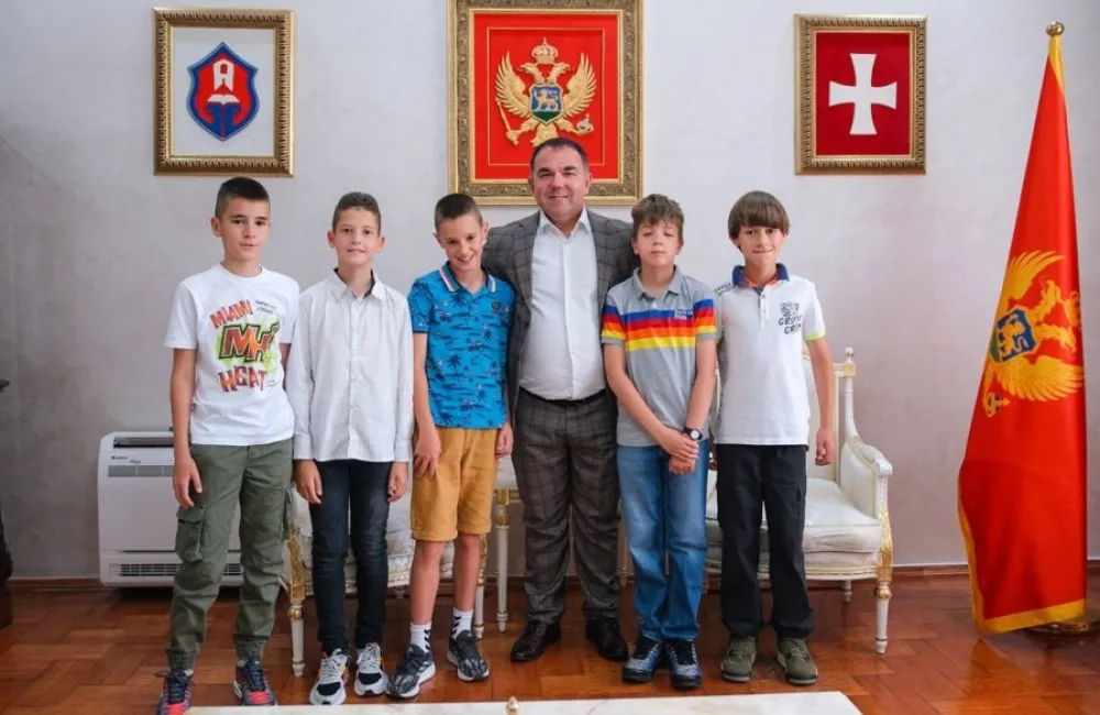 Cetinje: Đura&scaron;ković nagradio dječake koji su vratili izgubljeni novac