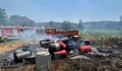Požar u barskom naselju, vatra zahvatila prazne bačve od ulja
