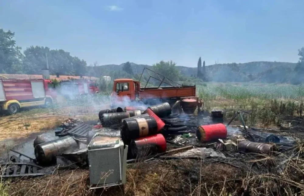Požar u barskom naselju, vatra zahvatila prazne bačve od ulja