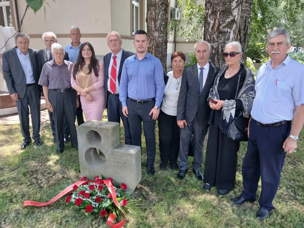 Položeno cvijeće na Spomenik posvećen Osmoj crnogorskoj narodnooslobodilackoj udarnoj brigadi