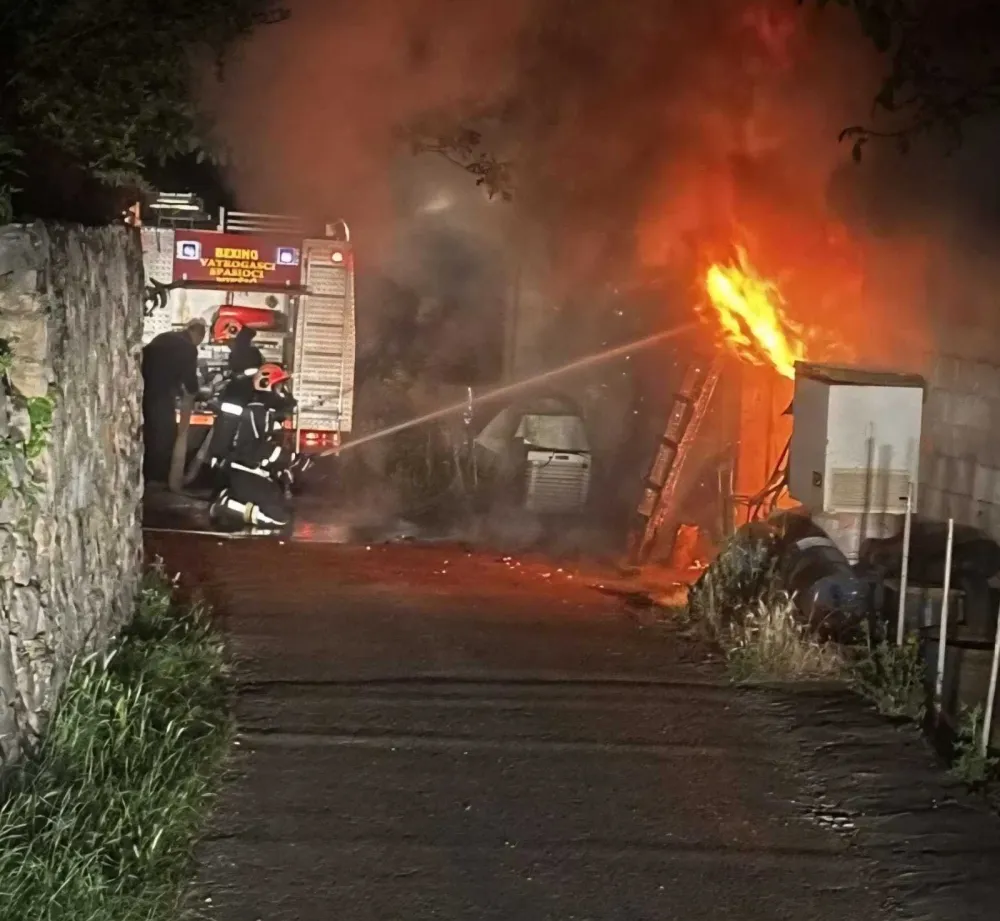 U župskom selu Liverovići gorele dvije garaže