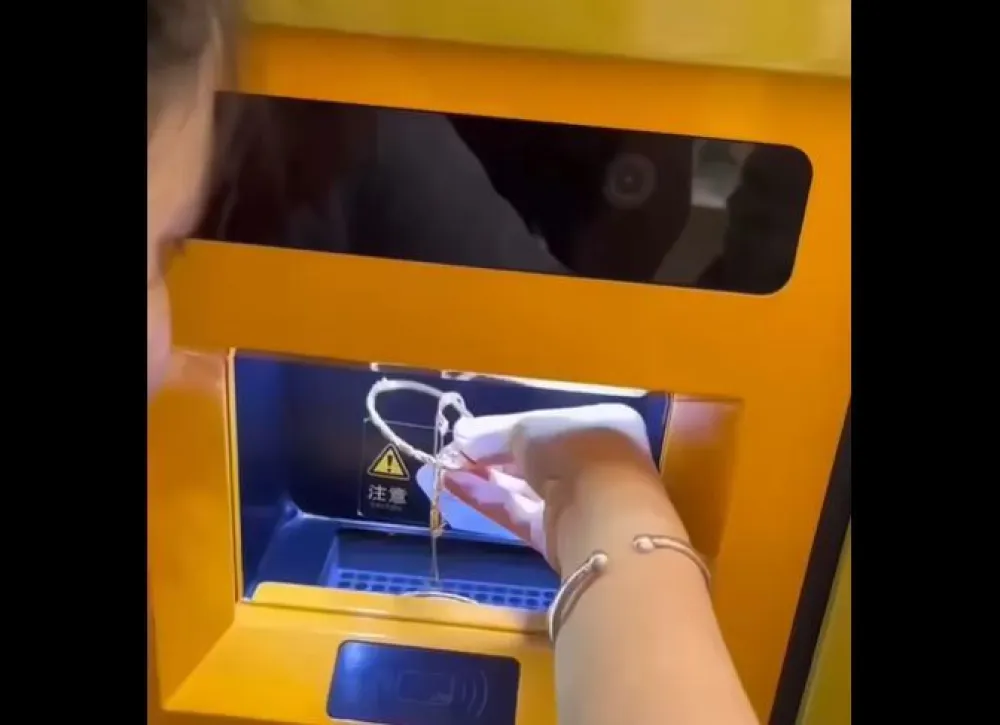 (VIDEO) Kineski bankomat mijenja zlatan nakit za novac