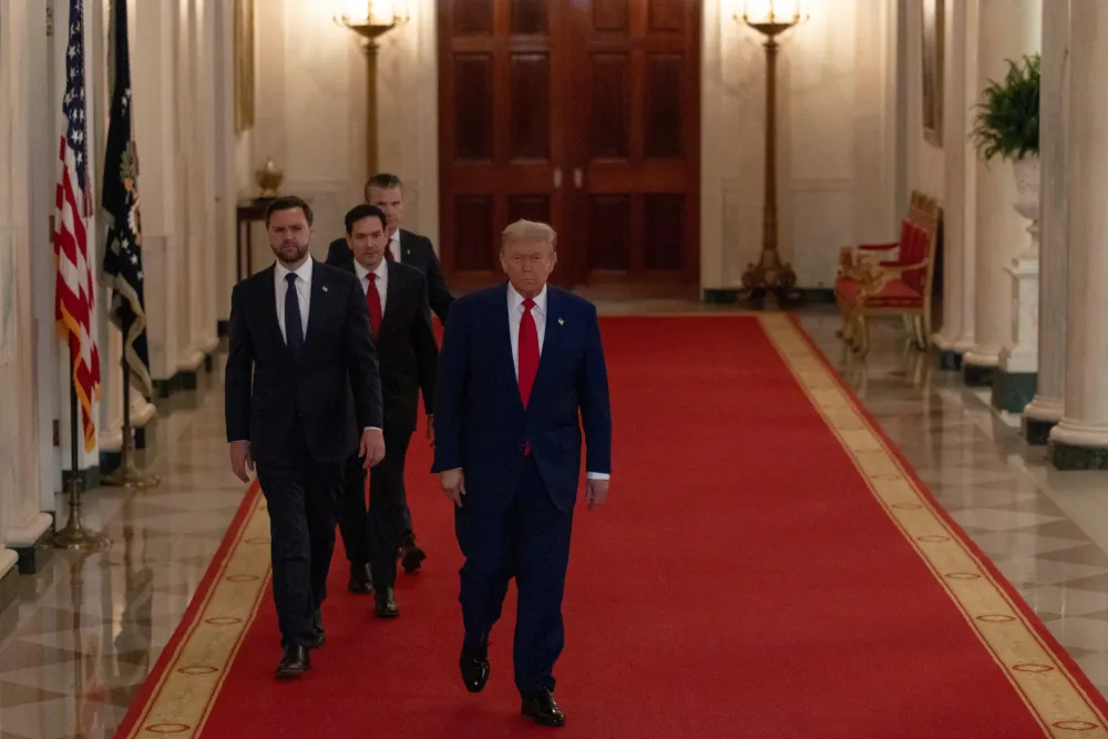 Američki predsjednik Donald Tramp sa svojim potpredsjednikom Džej Di Vensom, ministrima Markom Rubiom i Pitom Hegsetom  