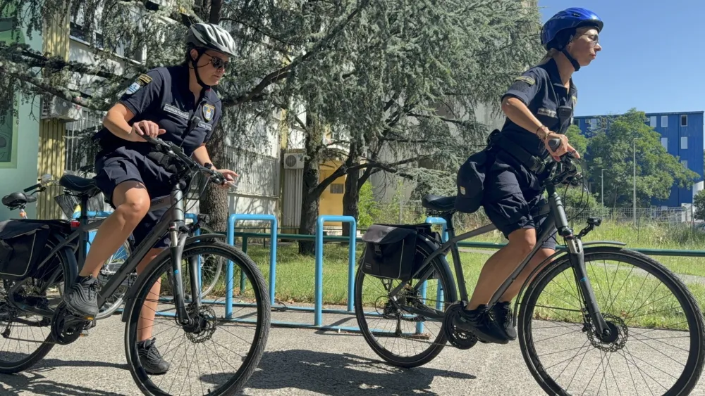 (VIDEO) Komunalni policajci opet na biciklima