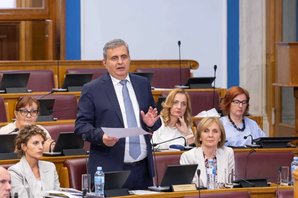 Министар Радуновић јуче у парламенту са сарадницама