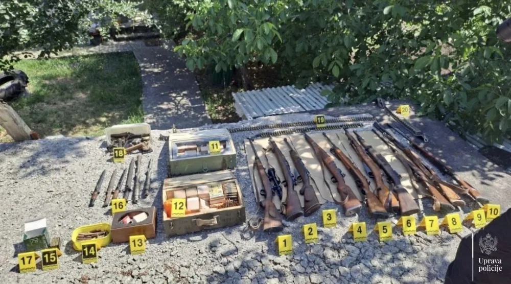 Policija u Kola&scaron;inu uhapsila osobu kod koje je pronađeno 10 komada oružja i 1.200 komada municije