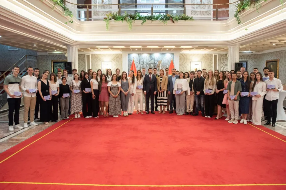 Milatović nagradio najbolje srednjo&scaron;kolce: Radom i trudom predodredili ste dalji put na kom tek treba da nižete uspjehe