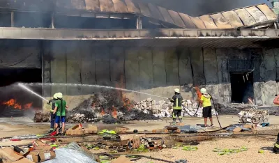 (VIDEO) Požar u Ulcinju: Gori magacin u kojem ima hemikalija, vatrogasci na terenu