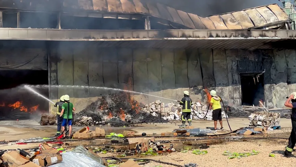 (VIDEO) Požar u Ulcinju: Gori magacin u kojem ima hemikalija, vatrogasci na terenu