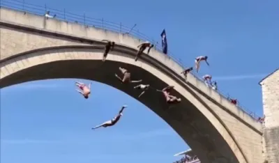 (VIDEO) Mostar: Turista pijan skočio sa Starog mosta, mje&scaron;tani ga istukli