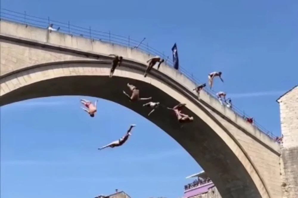 (VIDEO) Mostar: Turista pijan skočio sa Starog mosta, mje&scaron;tani ga istukli