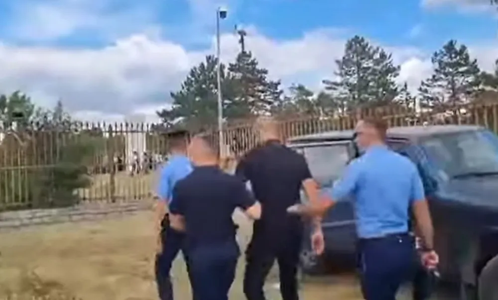(VIDEO) Državljani Crne Gore privođeni na Gazimestanu, među njima i djevojčica (12)