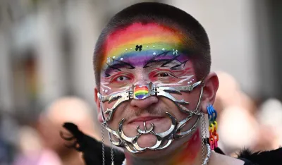 (FOTO) U Parizu počela Parada ponosa: "Po prvi put posle puno godina, na&scaron;a prava su zaista ugrožena"