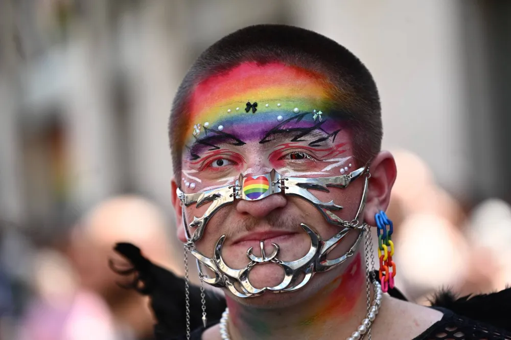 (FOTO) U Parizu počela Parada ponosa: "Po prvi put posle puno godina, na&scaron;a prava su zaista ugrožena"