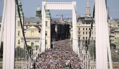 (FOTO) Na mađarskom Prajdu sko 200.000 ljudi