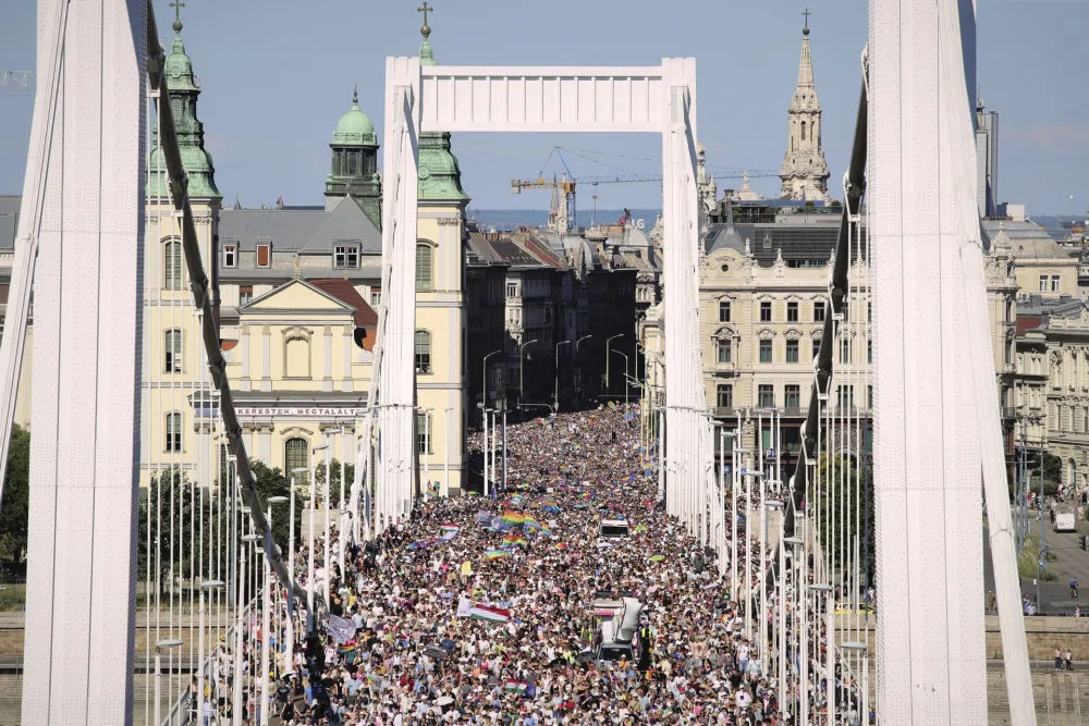 (FOTO) Na mađarskom Prajdu sko 200.000 ljudi