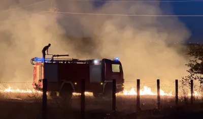 (FOTO/VIDEO) Gori kod mosta Luča, vatrogasci na terenu