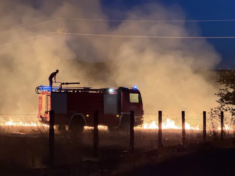 (FOTO/VIDEO) Gori kod mosta Luča, vatrogasci na terenu