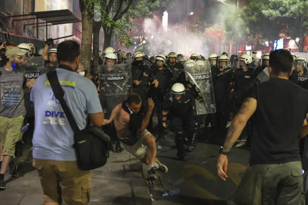 (FOTO/ VIDEO) Beograd: Policija intervenisala nakon protesta, bačeni suzavci i topovski udari, vi&scaron;e uhap&scaron;enih i povrijeđenih
