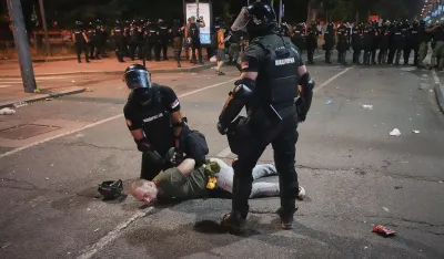 (FOTO) Vi&scaron;e desetina privedenih i povrijeđenih nakon protesta u Beogradu; Vasiljević: Upotrijebljena minimalna sila