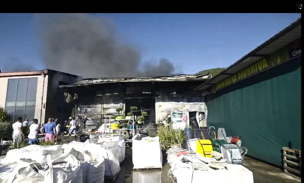 (VIDEO) Nik&scaron;ić: Vatrogasci gase požar u magacinima firme Garden lux