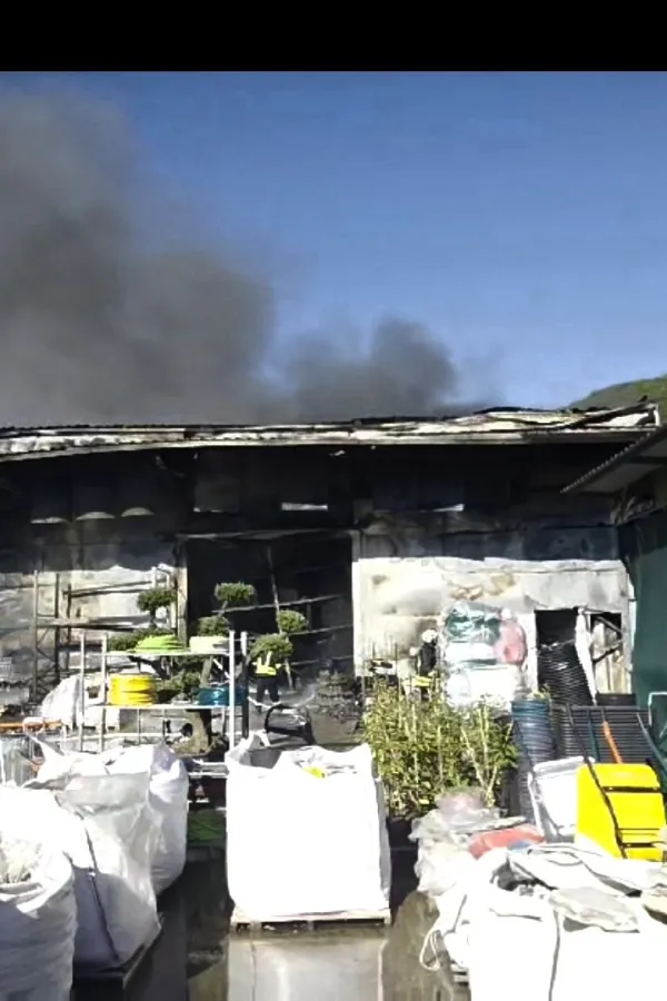 (VIDEO) Nik&scaron;ić: Vatrogasci gase požar u magacinima firme Garden lux