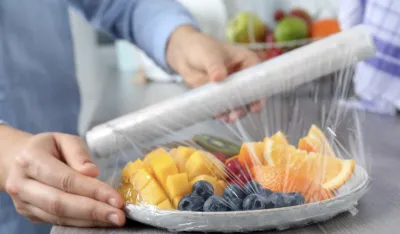 Plastična folija se vi&scaron;e nikad neće lijepiti: Evo &scaron;ta je potrebno da uradite