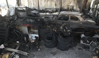 (FOTO) U Kokotima izgorio hangar sa četiri vozila i dva motora