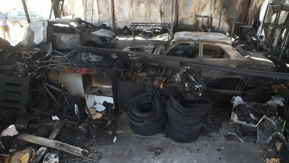 (FOTO) U Kokotima izgorio hangar sa četiri vozila i dva motora