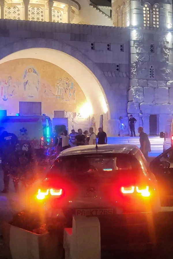 (FOTO) Uhap&scaron;ena žena koja je uletjela automobilom među ljude ispred Hrama u Podgorici, povrijeđene dvije osobe