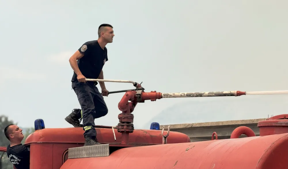 Na Kućama Rakića izgorelo sedam olupina automobila