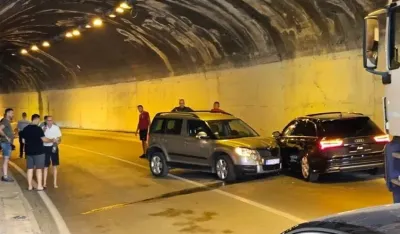 (FOTO) Sudar tri vozila u tunelu Ćafe, jedan od vozača bio pod dejstvom alkohola