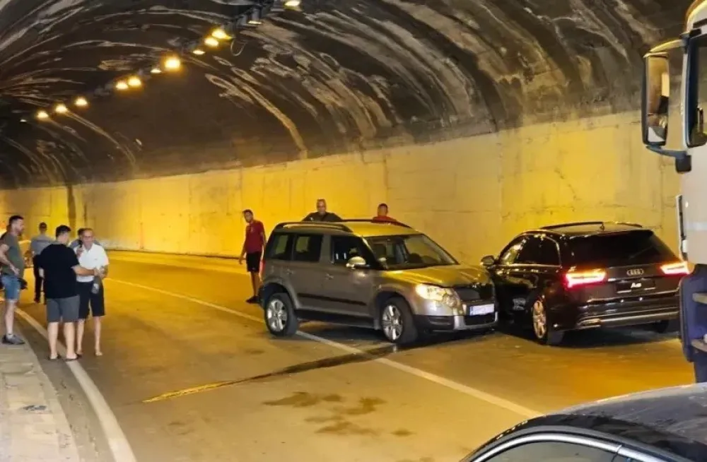 (FOTO) Sudar tri vozila u tunelu Ćafe, jedan od vozača bio pod dejstvom alkohola