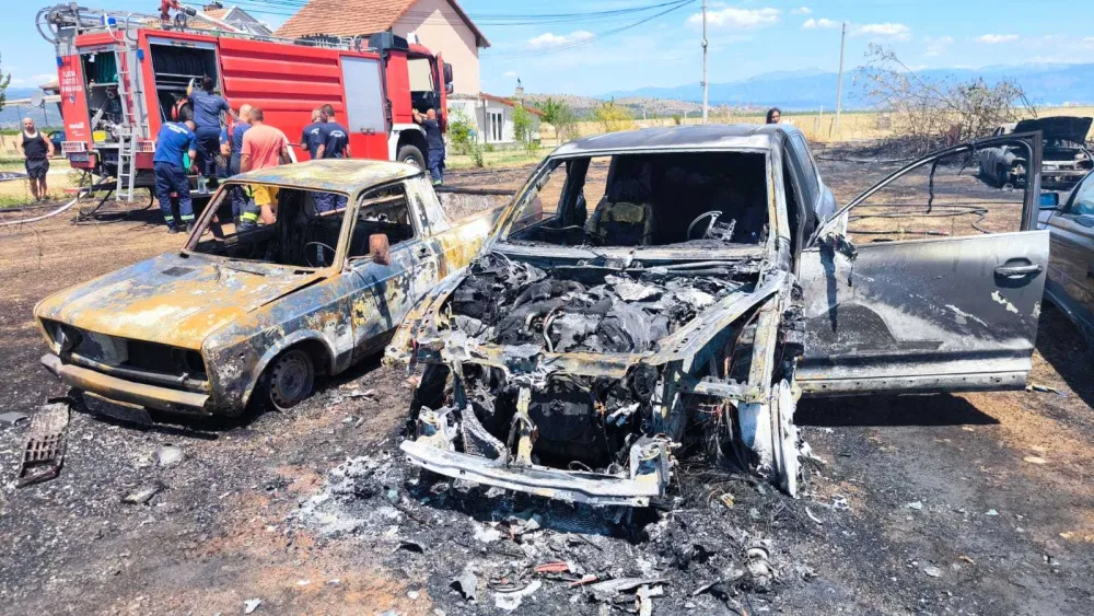 (FOTO) UP: U požaru u Kućama Rakića o&scaron;tećeno &scaron;est vozila