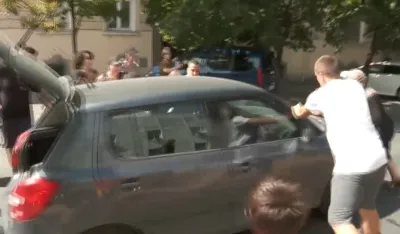 Naloženo hap&scaron;enje svih koji su zaustavili vozača koji je probio blokadu u Zemunu