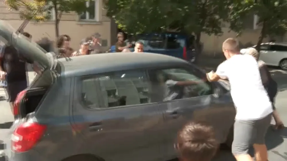 Naloženo hap&scaron;enje svih koji su zaustavili vozača koji je probio blokadu u Zemunu