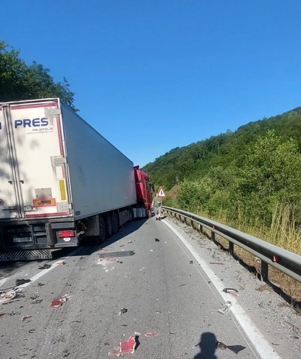 (FOTO) Saobraćajna nezgoda u Mijatovom kolu: Jedna osoba zadobila te&scaron;ke povrede
